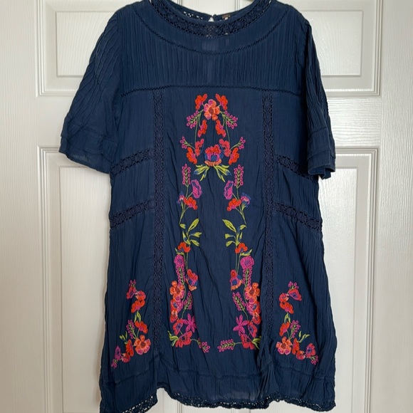 Free People Dresses & Skirts - Free People embroidered shift dress